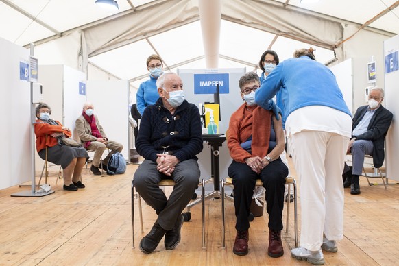 Die ersten Zuercherinnen und Zuercher, Frau und Herr Stuessi aus Wetzikon, werden gegen das Covid-19 Coronavirus geimpft, im Referenz-Impfzentrum EBPI am Hirschengraben in Zuerich vor, aufgenommen am  ...