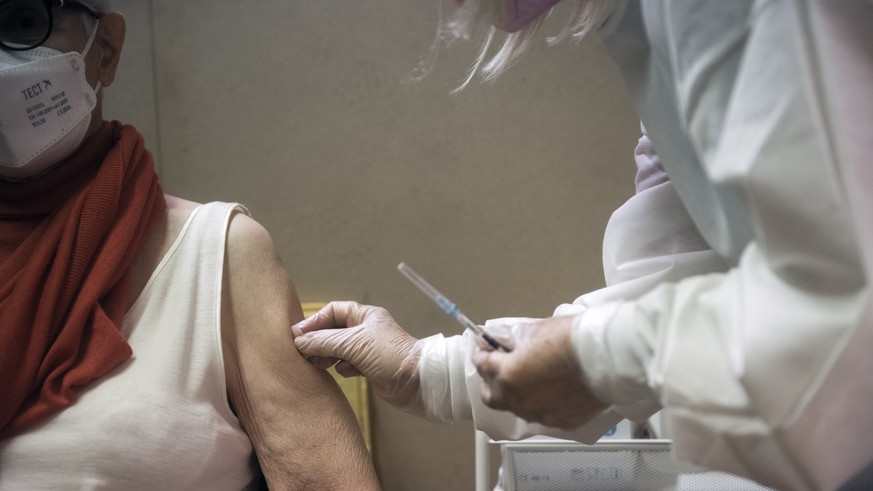 Eine Person erhaelt die vierte Impfung gegen das Coronavirus, am Mittwoch, 12. Oktober 2022, im Impfzentrum Lugano Besso in Lugano. (KEYSTONE/Ti-Press/Samuel Golay)