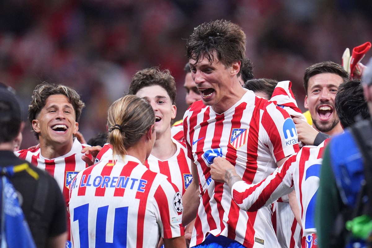 Atletico Madrid's players celebrate at the end of the Champions League quarterfinal second leg soccer match between Atletico Madrid and Barcelona in Madrid, Spain, Tuesday, April 14, 2026. (AP Ph ...