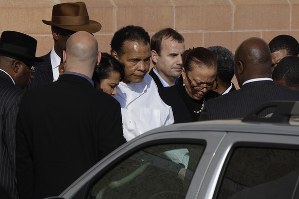 November 2011: Der schwer kranke Ali bei der Beisetzung seines grossen Rivalen Joe Frazier.
