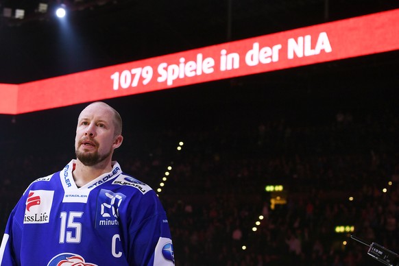 ARCHIV --- ZUR VERTRAGSVERLAENGERUNG VON ZSC-SPIELER MATHIAS SEGER STELLEN WIR IHNEN FOLGENDES BILD ZUR VERFUEGUNG --- Der Zuercher Mathias Seger bei seiner Ehrung fuer 1079 Spiele in der NLA vor dem  ...