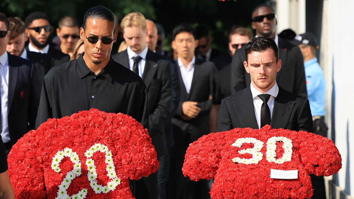 epa12217257 Liverpool players Virgil van Dijk (C) and Andrew Robertson (R) carry floral tributes for the funeral of late Portugal's player Diogo Jota and his brother Andre Silva, in Gondomar, Por ...