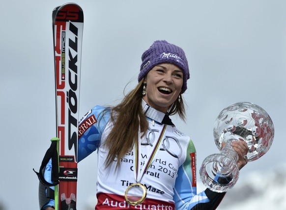 Tina Maze of Slovenia lifts the crystal globe as overall winner of this year's World Cup in alpine skiing, in Parpan - Lenzerheide, Switzerland, Sunday, March 17, 2013. (KEYSTONE/Peter Schneider