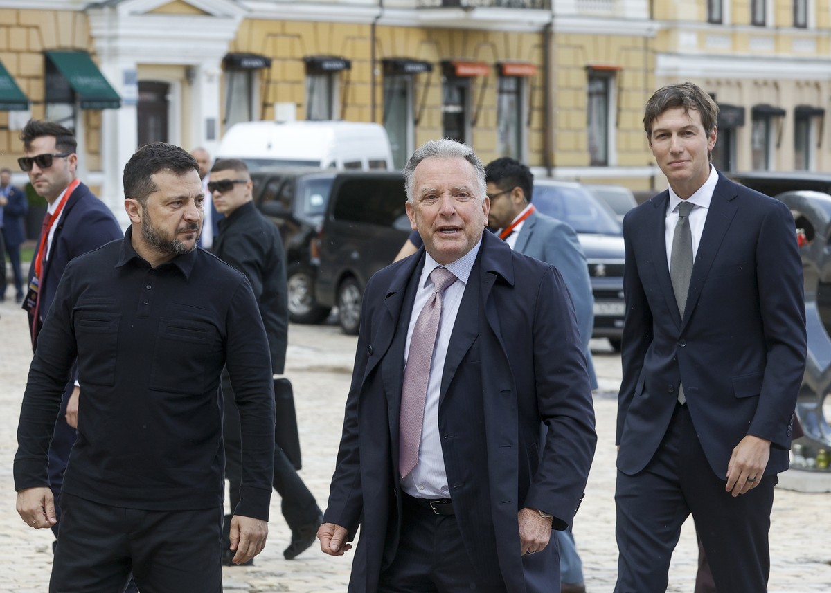 epa13216827 Ukrainian President Volodymyr Zelensky (L) walks with US Special Envoys for Peace, Steve Witkoff (C) and Jared Kushner (R) before their meeting, near the St. Sophia Cathedral in Kyiv, Ukra ...