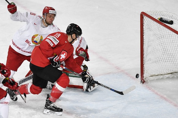 Switzerland’s Reto Schaeppi, right, scores to 1:0 against Belarus’ Kristian Khenkel during their Ice Hockey World Championship group B preliminary round match between Switzerland and Belarus in Paris, ...