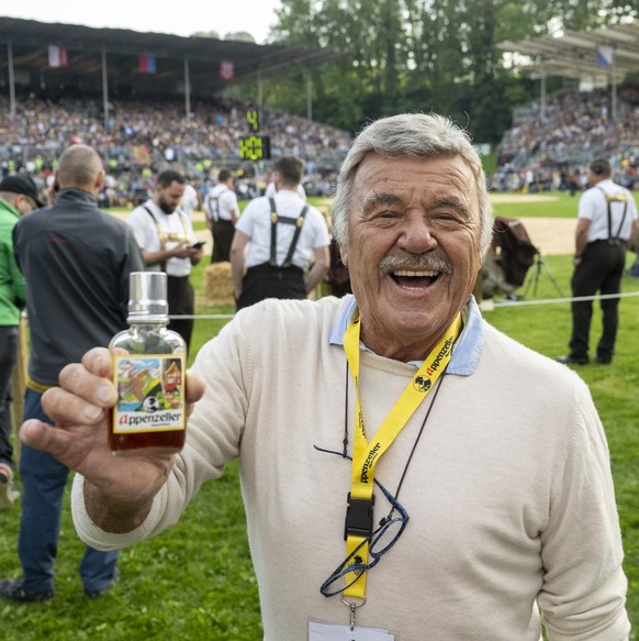 Der Bob Olympiasieger Hausi Leutenegger vor dem 1. Gang des Jubilaeums Schwingfest 125 Jahre ESV am Sonntag, 8. September 2024 in Appenzell. (KEYSTONE/Urs Flueeler).