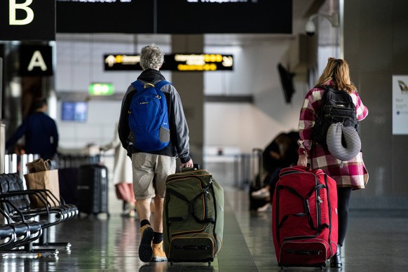 MELBOURNE AIRPORT DEPARTURES, Travellers walk through the Airport in Melbourne, Saturday, June 25, 2022. Passenger numbers are tipped to surge to pre-pandemic levels following the last day of the scho ...
