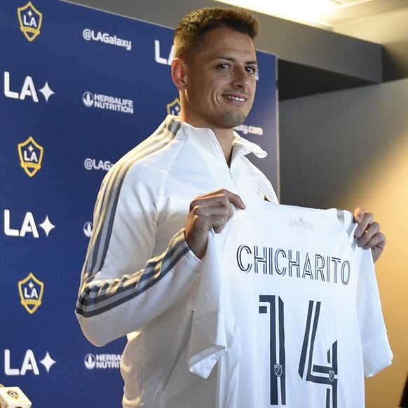 Los Angeles Galaxy&#039;s Javier &quot;Chicharito&quot; Hernández poses for a photo with a Galaxy jersey during a press conference in Carson, Calif., Thursday, Jan. 23, 2020. (AP Photo/Kelvin Kuo)