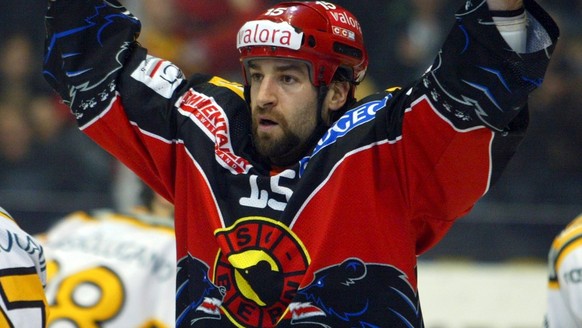 Der Berner Spieler Yves Sarault jubelt nachdem sein Teamkollege Andre Roetheli das zweite Tor fuer die Berner erzielt hat, am Samstag, 3. April 2004 in Bern, beim Play-Off-Finale der Nationalliga A, S ...