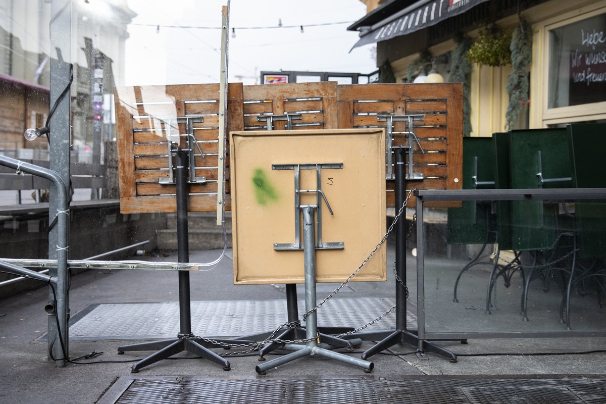 Hochgeklappte Tische stehen vor dem geschlossenen Restaurant "Les Pyrenees", am Donnerstag, 24. Dezember 2020, in Bern. (KEYSTONE/Peter Klaunzer)