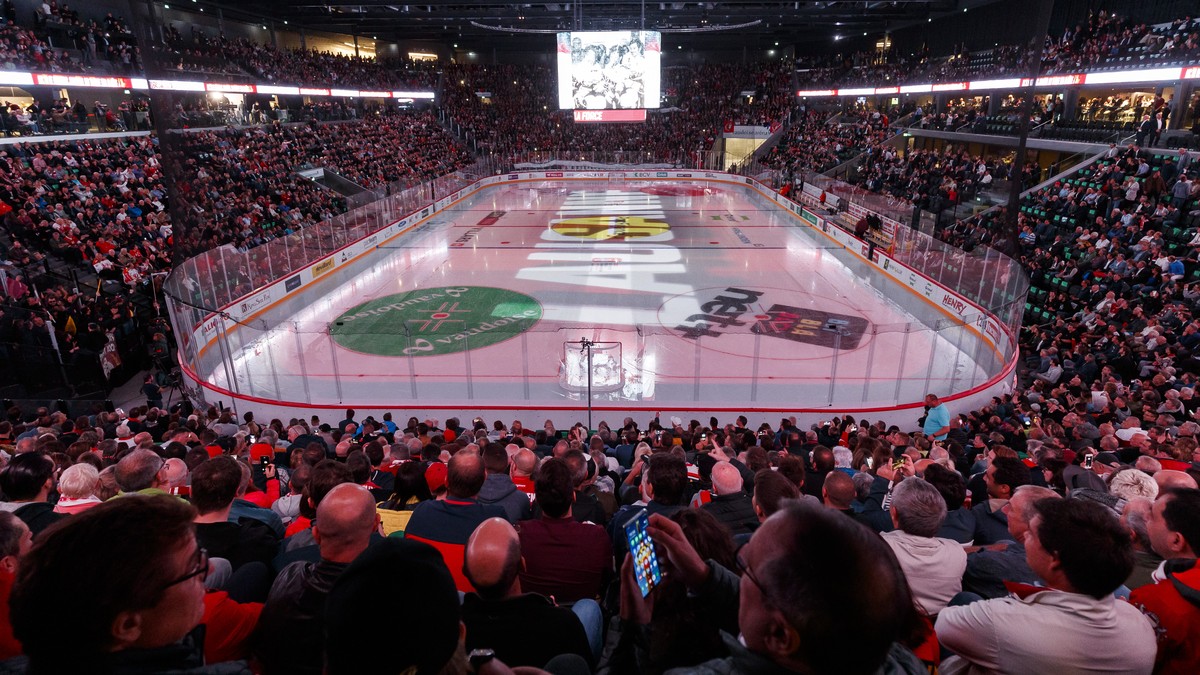 Des supporters regardent le match, lors du match du championnat suisse de hockey sur glace de National League entre le Lausanne Hockey Club, LHC, et le Geneve-Servette HC, GSHC, ce mardi 24 septembre  ...
