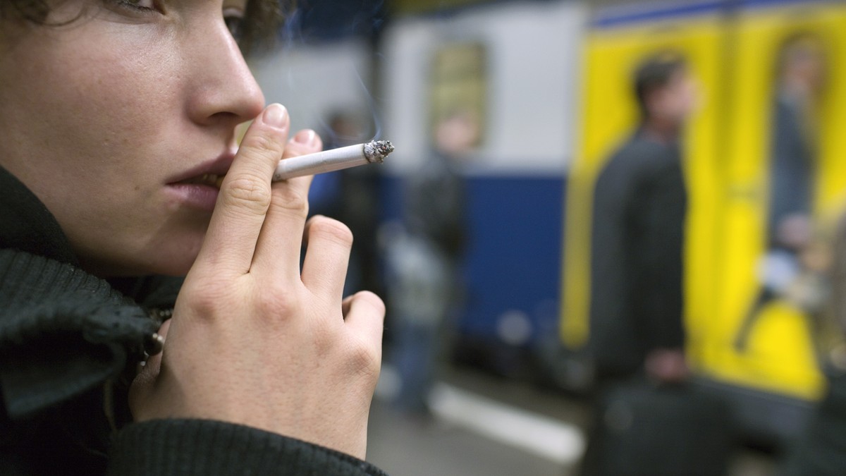 ARCHIV -- ZUM PRINZIPIELLEN RAUCHVERBOT AN SCHWEIZER BAHNHOEFEN AB SAMSTAG, 1. JUNI 2019, STELLEN WIR IHNEN FOLGENDES BILDMATERIAL ZUR VERFUEGUNG -- 
Eine junge Frau raucht auf einem Bahnsteig im Bah ...