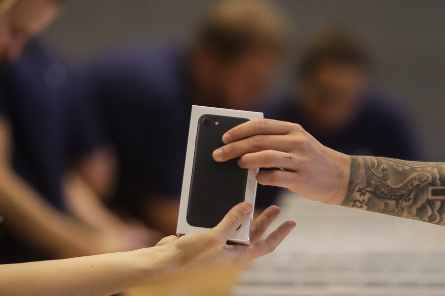 Apple shop staff hand out the new iPhone 7 to customers at the Apple store in Berlin, Friday, Sept. 16, 2016. Apple&#039;s newest mobile devices, the iPhone 7 and 7 Plus went on sale in the country on ...