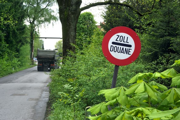ARCHIVE --- VOR 10 JAHREN, AM 5. JUNI 2005, STIMMTE DIE SCHWEIZER BEVÖLKERUNG DEM BEITRITT ZUM SCHENGENER ABKOMMEN ZU. DAZU STELLEN WIR IHNEN DIESES BILD ZUR VERFÜGUNG --- Ein Schild macht auf den Gre ...