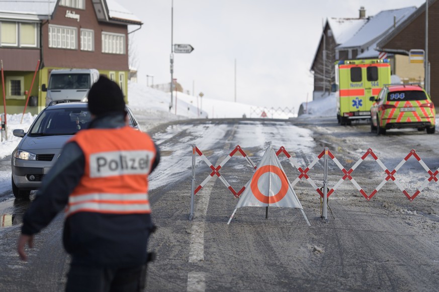 Strassensperre der Polizei zwischen Rehetobel und Heiden, aufgenommen am Dienstag, 3. Januar 2017, in Rehetobel. Gemaess Kantonspolizei kam es bei einer Hausdurchsuchung zu einer Schiesserei. Ein 33-j ...