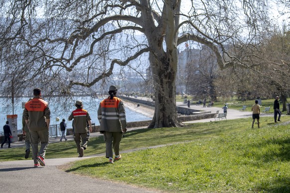 Des membres de la protection civile (PC) patrouillent autour de la Rade de Geneve pour controler l&#039;eloignement social et afin d&#039;empecher le rassemblement de plus de 5 personnes, pendant l&#0 ...