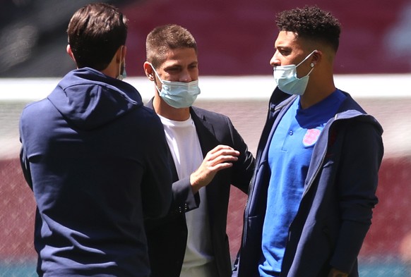 epa09266770 Jadon Sancho (R) of England and Andrej Kramaric (C) of Croatia inspect the pitch prior to the UEFA EURO 2020 group D preliminary round soccer match between England and Croatia in London, Britain, 13 June 2021.  EPA/Carl Recine / POOL (RESTRICTIONS: For editorial news reporting purposes only. Images must appear as still images and must not emulate match action video footage. Photographs published in online publications shall have an interval of at least 20 seconds between the posting.)