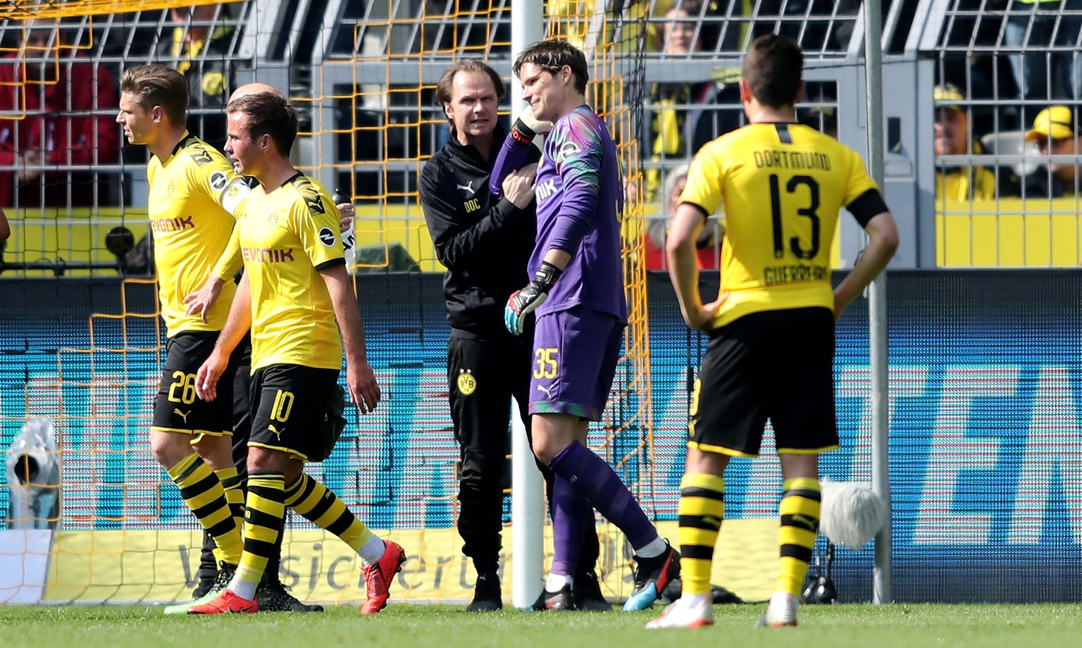 epa07562544 Dortmund&#039;s goalkeeper Marwin Hitz (2-R) reacts during the German Bundesliga soccer match between Borussia Dortmund and Fortuna Duesseldorf in Dortmund, Germany, 11 May 2019. EPA/FRIED ...