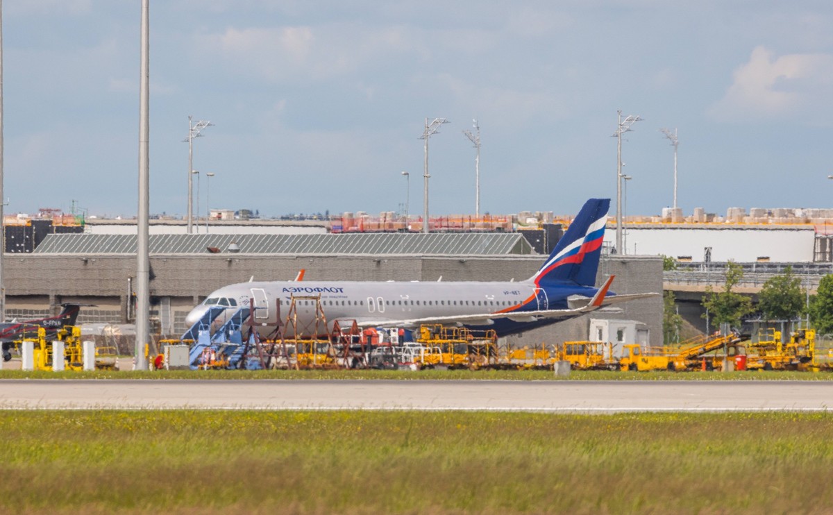 Ein Airbus A320-214 der russischen Fluggesellschaft Aeroflot steht auf dem Flughafen M¸nchen. Nachdem Kriegsbeginn des Ukrainekrieg im Ende Februar 2022 haben zahlreiche europ‰ische L‰nder ein Flugver ...