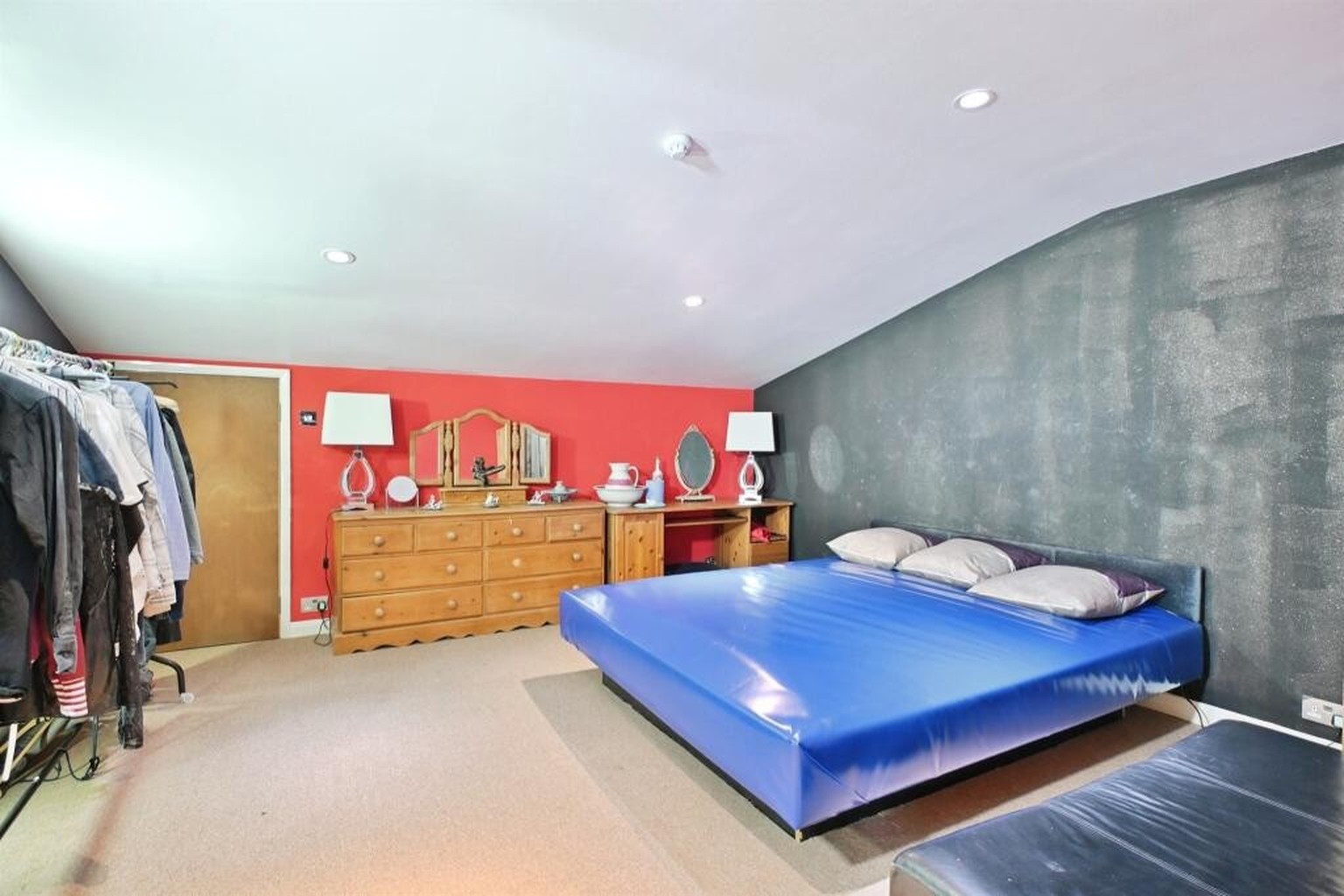 «Einzigartiges, frei stehendes Cottage mit drei Schlafzimmern, gewerblichen Nebengebäuden, Büroräumen, Garagen und vielseitigen Einrichtungen für Freizeit und Unterhaltung. Das Anwesen befindet sich h ...