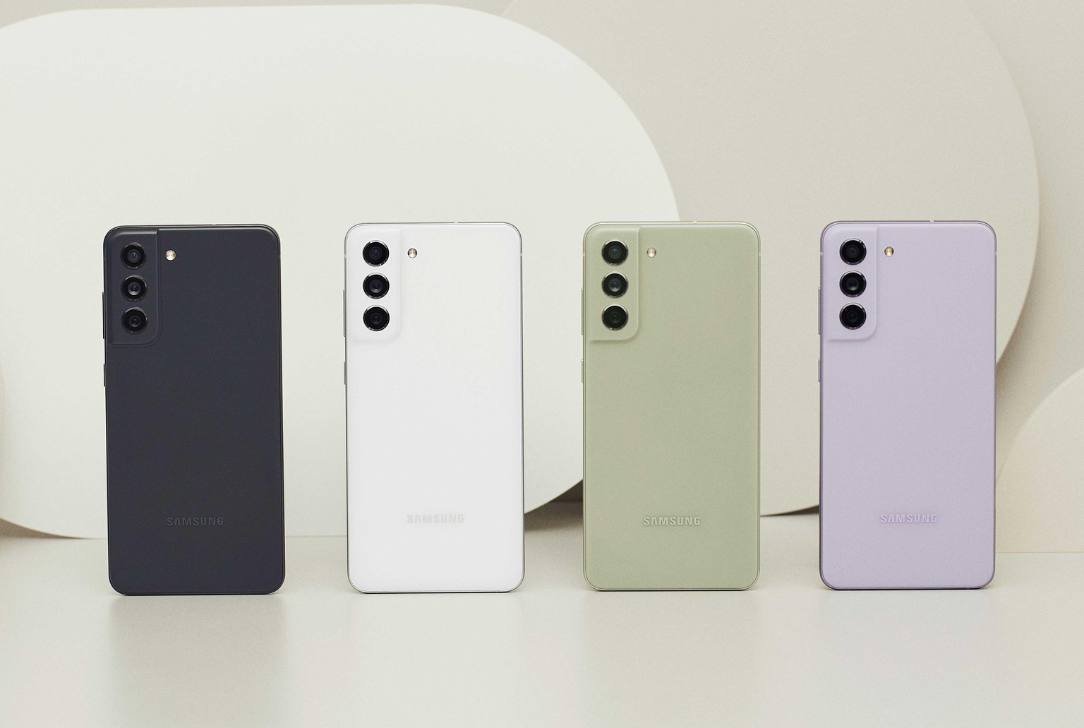 Das S21 FE kommt in Schwarz, Weiss, Olive und Violett.