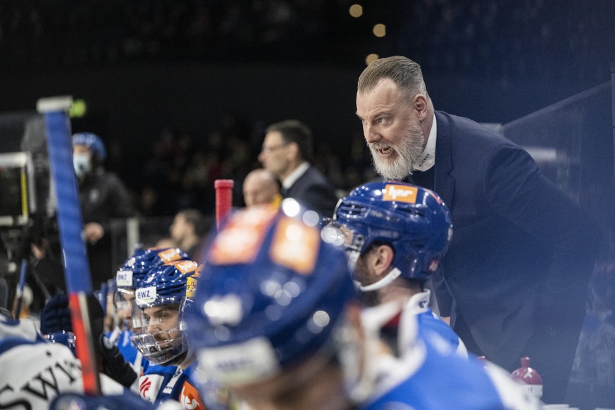 Zuerichs Cheftrainer Rikard Groenborg reagiert im Eishockeyspiel der National League zwischen den ZSC Lions und dem EV Zug am Dienstag, 22. Februar 2022, im Zuercher Hallenstadion. (KEYSTONE/Ennio Lea ...