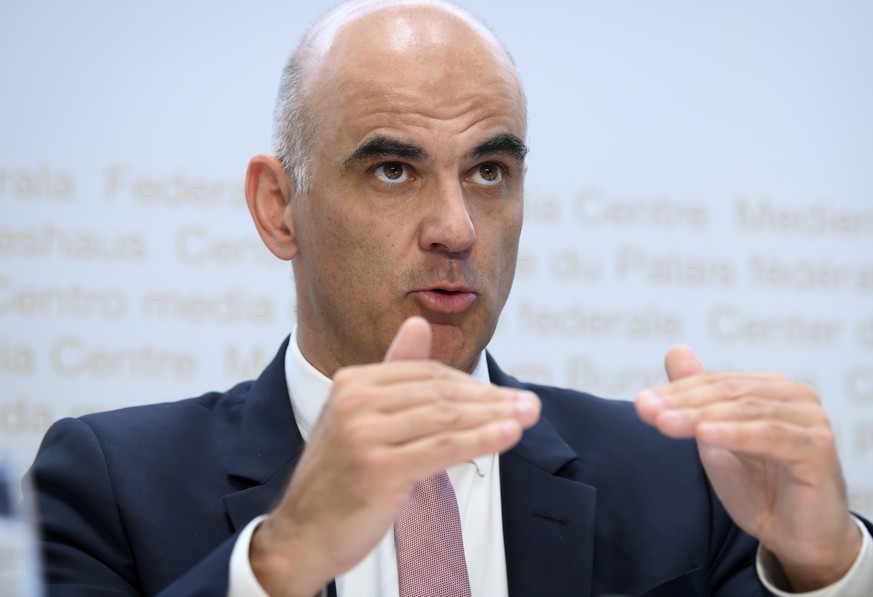 Bundesrat Alain Berset, spricht an einer Medienkonferenz zu den Krankenkassenpraemien 2022, am Dienstag, 28. September 2021, in Bern. (KEYSTONE/Anthony Anex)