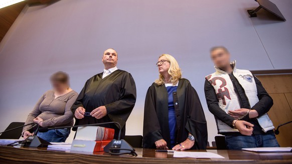 epa06799925 Defendants Christian L. (R) and Berrin T. (L) stand next to their lawyers Martina Naegele (2-R) and Matthias Wagner (2-L) as the chief judge Stefan Buergelin opens their trial arrive for t ...