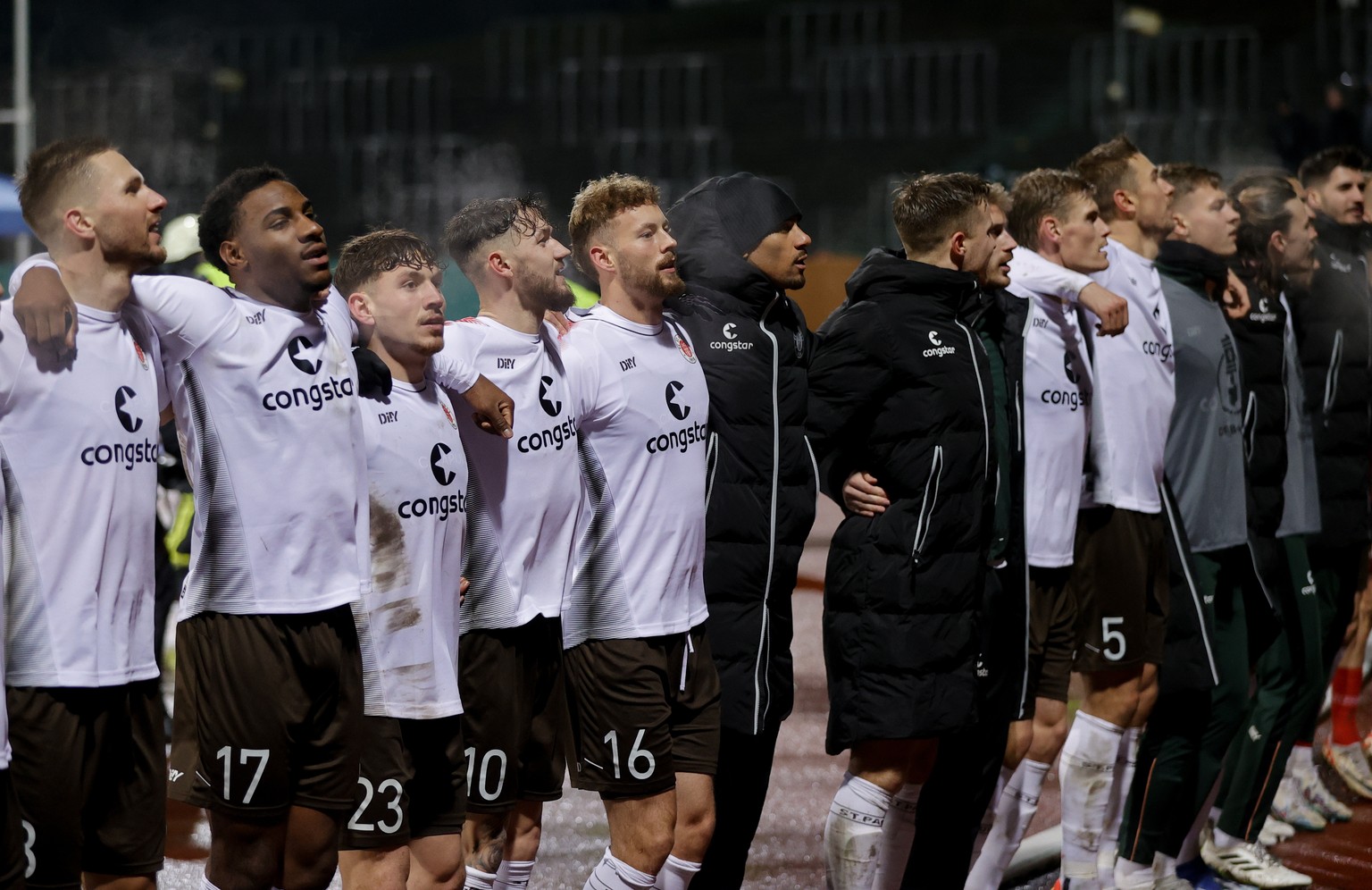 epa11012794 St.Pauli&#039;s players celebrate after the German DFB Cup round of sixteen soccer match between FC 08 Homburg and FC St. Pauli in Homburg, Germany, 05 December 2023. EPA/Ronald Wittek CON ...