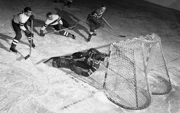 So wurde damals noch Hockey gespielt: Ein Foto aus der Partie Deutschland und Kanada an den Olympischen Winterspielen in Oslo 1952.
