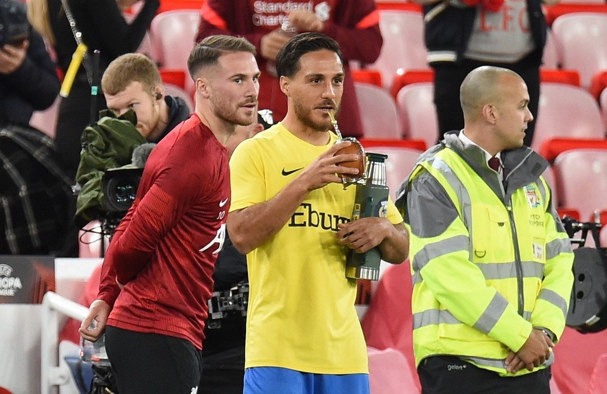 epa10902344 Liverpool's Alexis Mac Allister (L) and Kevin Mac Allister (C) of Union SG chat before the UEFA Europa League Group E match between Liverpool and Union SG in Liverpool, Britain, 05 Oc ...