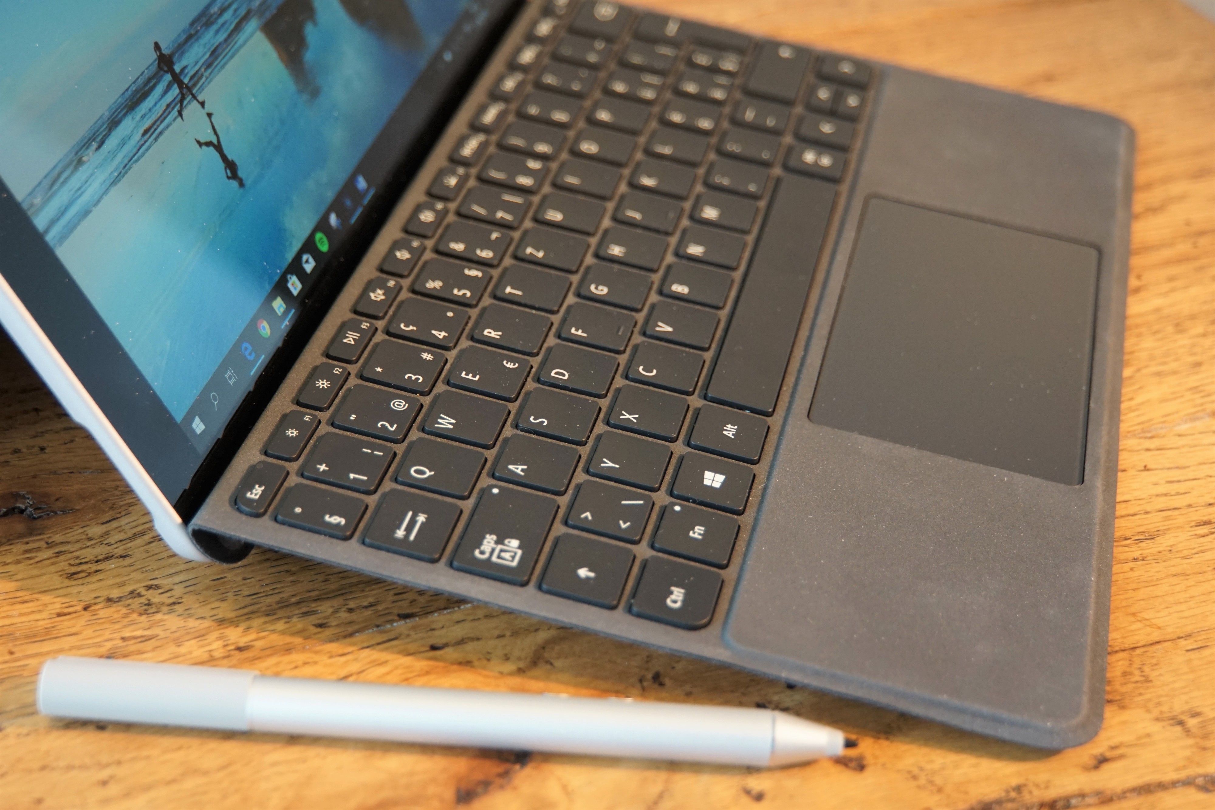 Das stabile Tastatur-Cover kann leicht angewinkelt (Bild) oder flach verwendet werden.