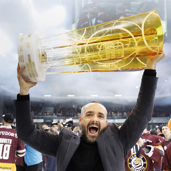 Le coach Jan Cadieux brandit le troph