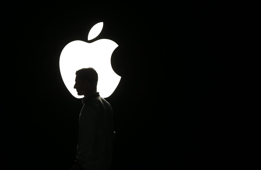 Ein Mann vor dem Apple-Logo in San Francisco.
