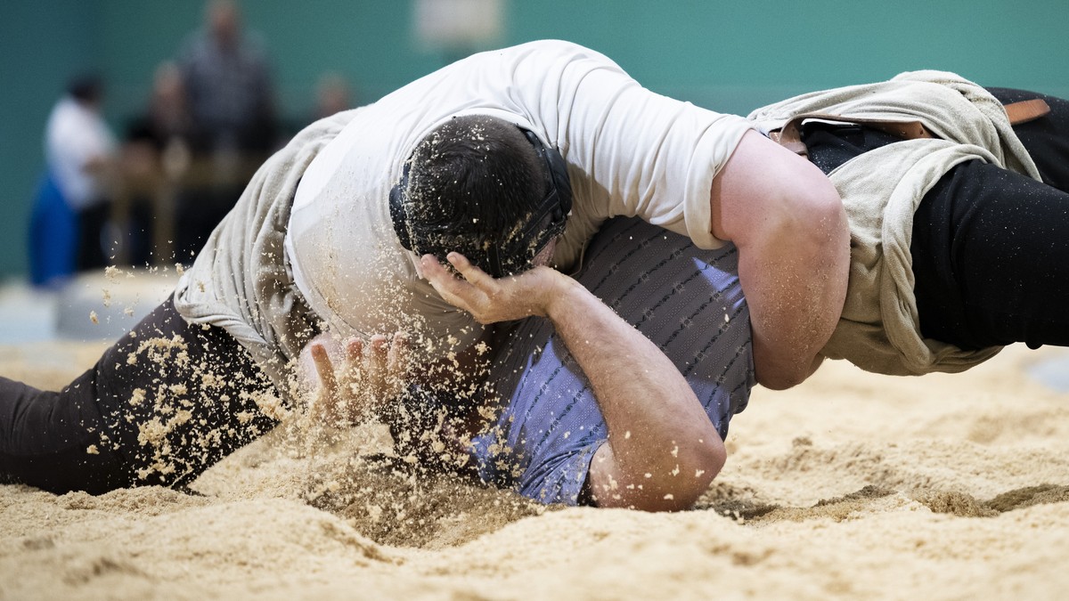 Schwinger Nick Alpiger, oben ringt mit Fabian Schaerz am Berchtoldschwinget in der Saalsporthalle in Zuerich, aufgenommen am Donnerstag, 2. Januar 2025. (KEYSTONE/Ennio Leanza)