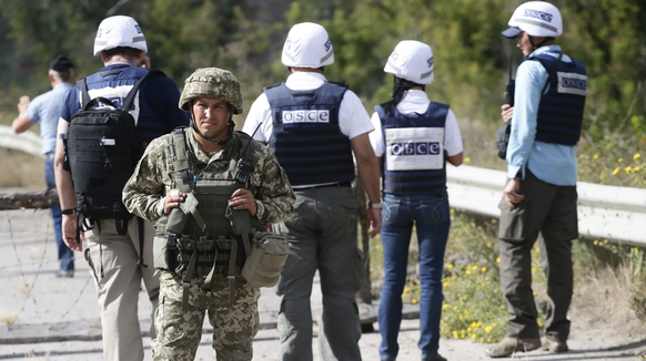 OSZE-Beobachter in Luhansk: Im Team wurden Zweifel an Erler laut.