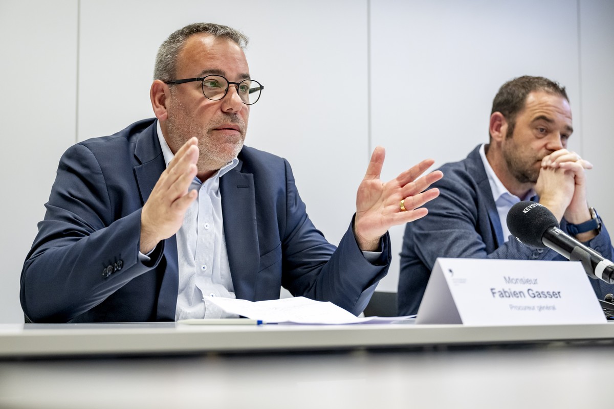 Fabien Gasser, gauche, Procureur general du canton de Fribourg et Cedric Aebischer, droite, Chef du Commissariat de criminalite generale de la Police de Surete du canton de Fribourg, parlent lors d  ...