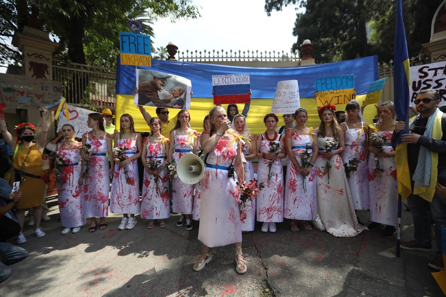 epa09788013 A group of Ukrainians residing in Mexico protest against the Russian invasion in Ukraine, outside the Russian embassy in Mexico City, Mexico, 26 February 2022. People all over the world he ...