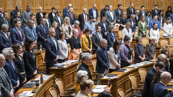 Die Mitglieder der Grossen Kammer stehen zu einer Gedenkminute zu Ehren der Opfer der Brandkatastrophe von Crans-Montana am Neujahrsmorgen, an der Fruehjahrssession der Eidgenoessischen Raete, am Mont ...