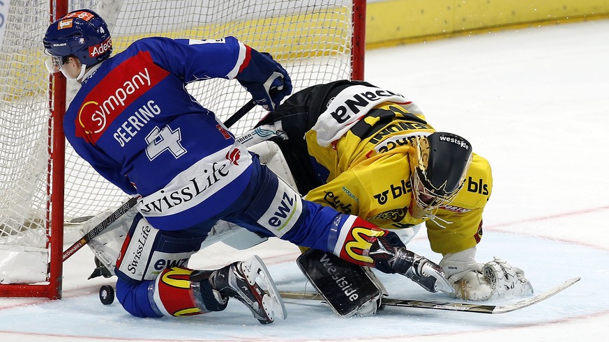 ZSC Lions Verteidiger Patrick Geering, links, scheitert im Penaltyschiessen gegen SC Bern Torhueter Leonardo Genoni waehrend dem Eishockey-Meisterschaftsspiel der National League A zwischen den ZSC Li ...