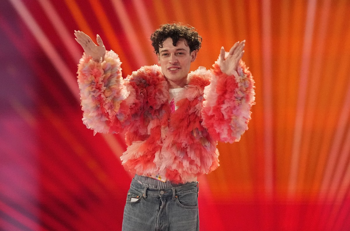 Nemo of Switzerland arrives on stage for the introducing of the artists during the dress rehearsal for the final at the Eurovision Song Contest in Malmo, Sweden, Friday, May 10, 2024. (AP Photo/Martin ...