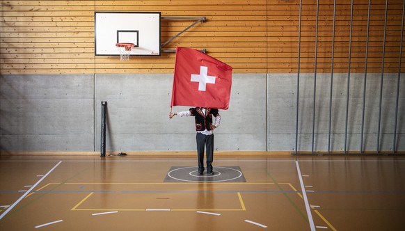 Ein Fahnenschwinger beim Einschwingen beim ersten Tag des 64. Zentralschweizerischen Jodlerfest in Andermatt unter dem Motto, Tyyflisch Guaet, am Freitag, 17 Juni 2022. (KEYSTONE/Urs Flueeler).