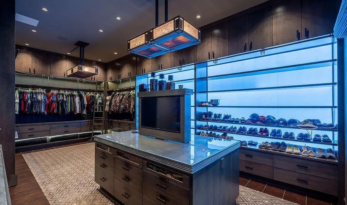 Crazy villa mit gokart bahn in gilbert arizona https://www.zillow.com/homedetails/21423-S-147th-St-Gilbert-AZ-85298/59261224_zpid/