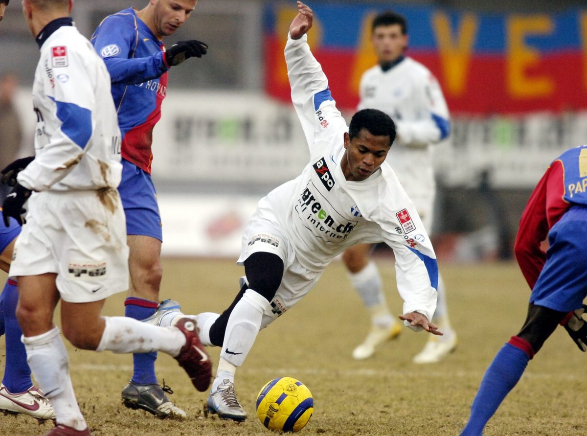 FC Zuerich's Raffael, Mitte, kommt zu Fall, im Fussball Meisterschaftsspiel der Super League zwischen dem FC Zuerich und dem FC Basel, am Sonntag, 12. Februar 2006, im Zuercher Letzigrund Stadion ...