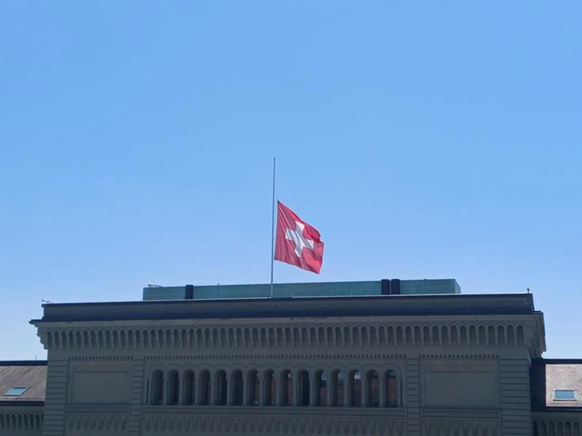 Staatstrauer für einen Diktator: Am Donnerstag wehte über dem Bundeshaus West die Schweizer Fahne auf Halbmast.