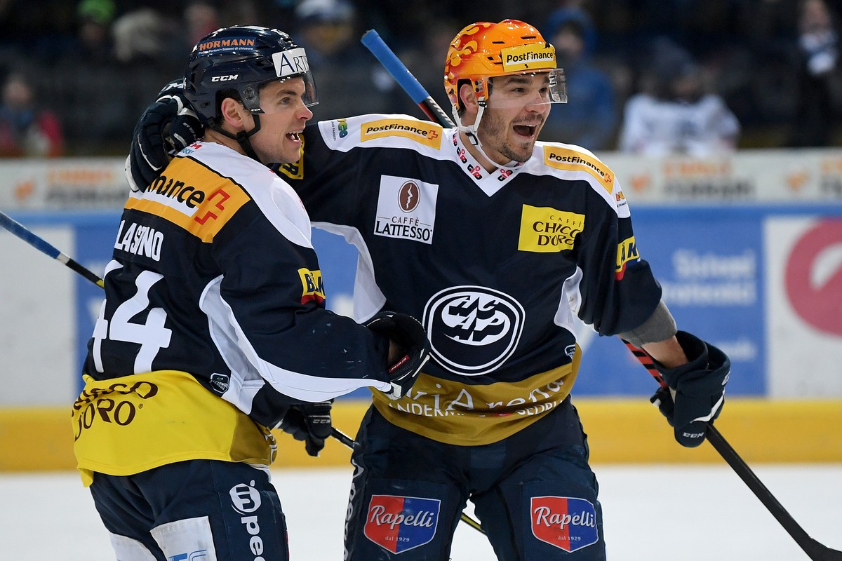 Ambri's player Matt D'Agostini, right, celebrates with Ambri's player Nick Plastino, left, the 3-1 goal, during the preliminary round game of National League Swiss Championship between  ...