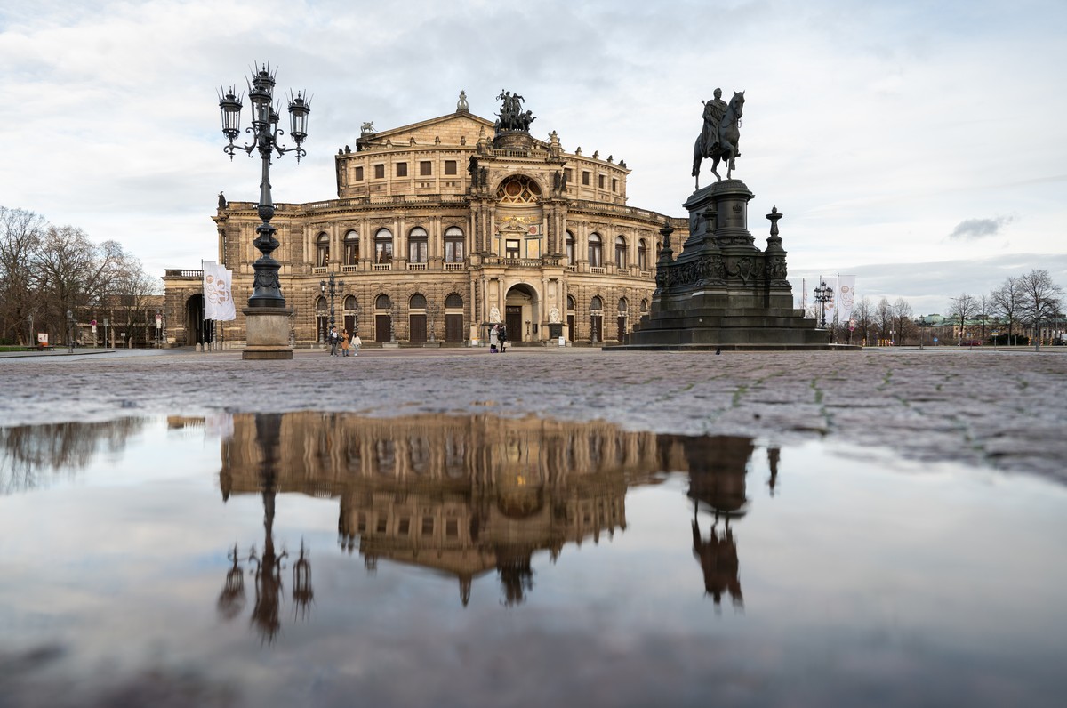 ARCHIV - 04.01.2024, Sachsen, Dresden: Die Semperoper und das Reiterstandbild K