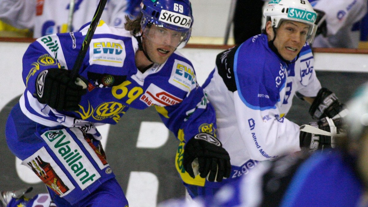 Der Davoser Sandro Rizzi, rechts, im Laufduell mit dem Zuger Dominic Meier, rechts, im Eishockey Meisterschaftsspiel der National League zwischen dem HC Davos und dem EV Zug, am Dienstag, 12. Februar  ...