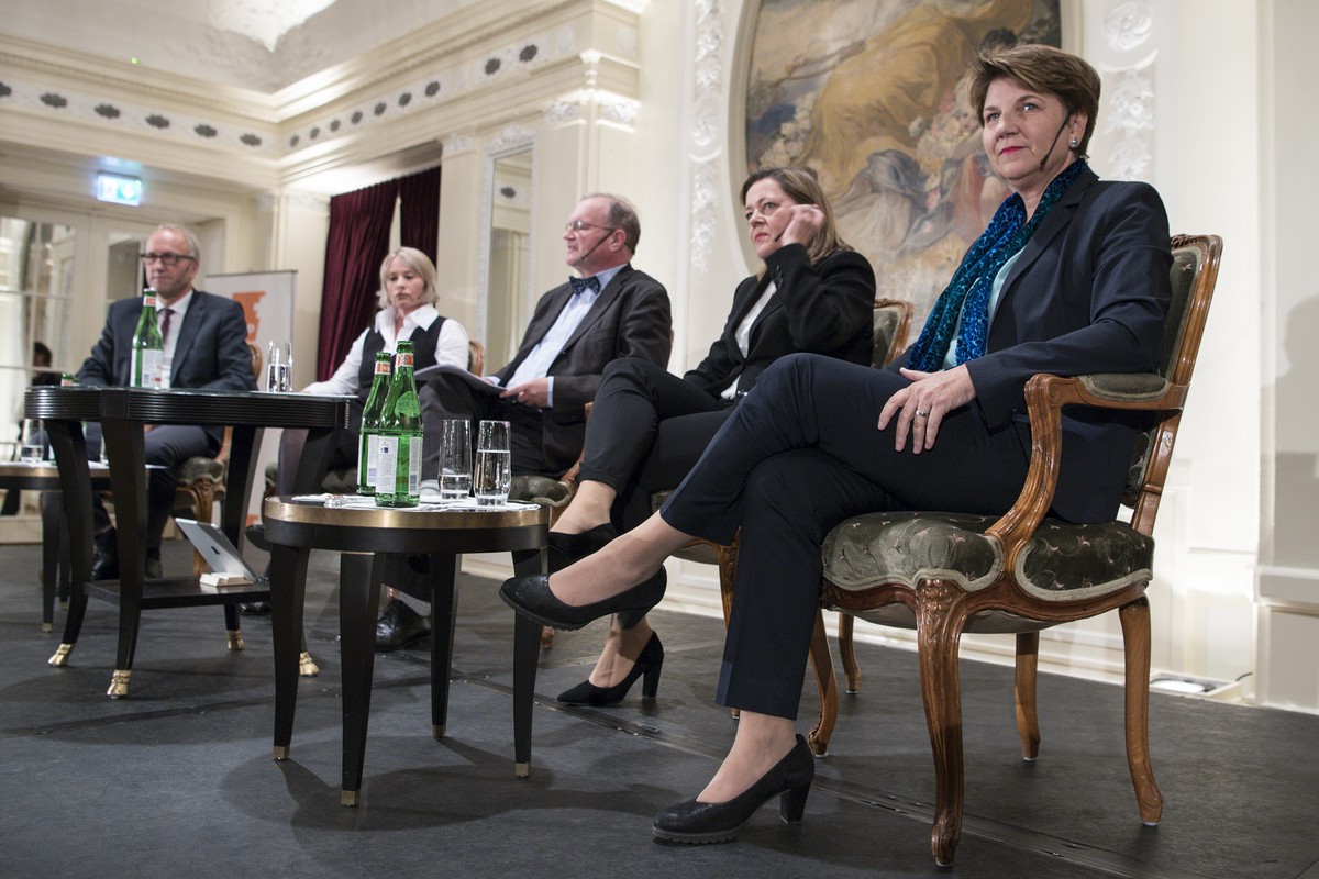 Die CVP-Bundesratskandidaten Peter Hegglin, Staenderat-ZG, Elisabeth Schneider-Schneiter, Nationalraetin-BL, Claude Longchamp, Moderator, Heidi Z'Graggen, Regierungsraetin-UR und Viola Amherd, Na ...