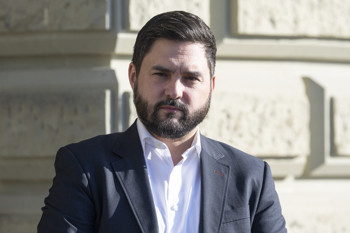 Nationalrat Cedric Wermuth, SP-AG, bei der Einreichung der Referendumsunterschriften, am Montag, 5. Oktober 2026 in Bern. Die Allianz gegen Regenwald-Abholzung reicht Referendumsunterschriften ein geg ...